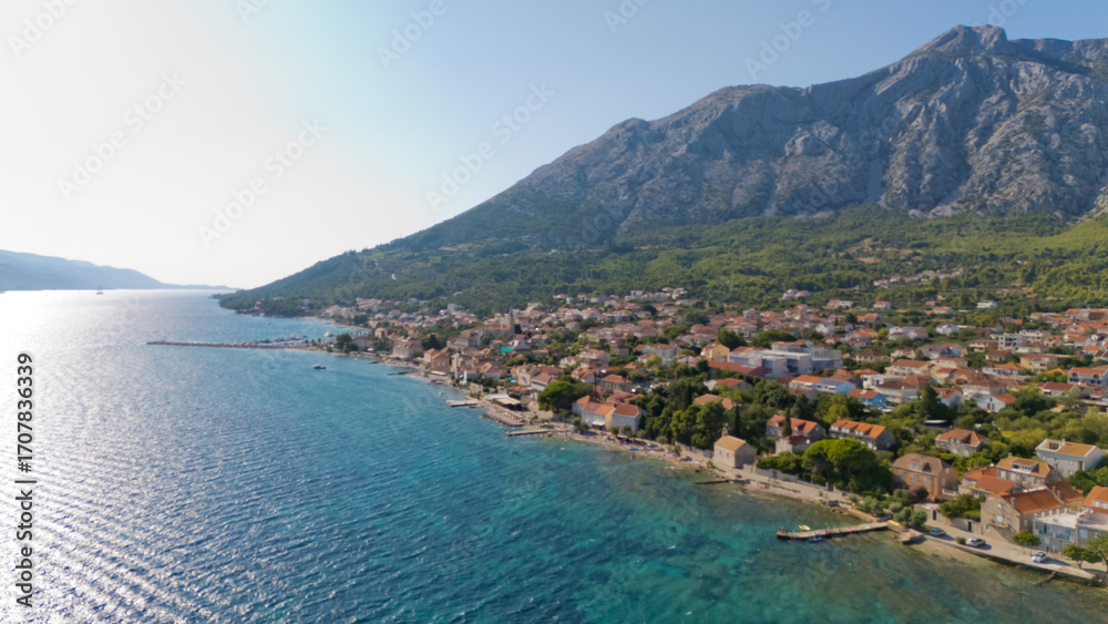 Naklejka premium A beautiful blue ocean with a town in the background