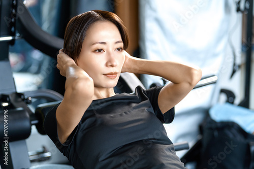 スポーツジムでトレーニングする女性
