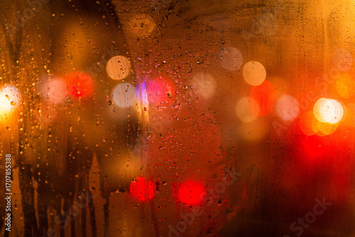 Photos Lumières floues de la ville derrière une vitre de nuit sous la pluie
