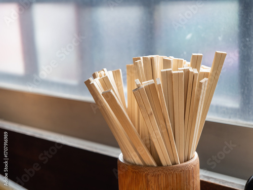 ラーメン屋や食事処のテーブル上にある割り箸の風景。