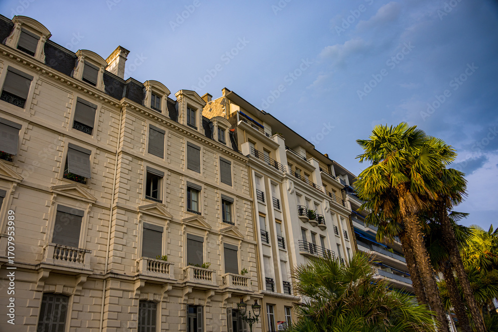 Fototapeta premium Sur le Boulevard des Pyrénées de Pau dans les Pyrénées-Atlantiques en France
