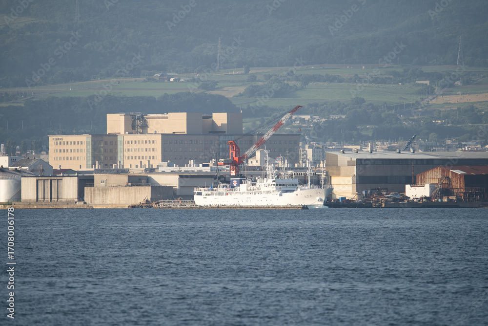 Fototapeta premium 港に泊まっている船