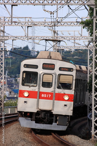東急田園都市線を轟音を立てて走行する東急8500系電車_2010/10/7撮影