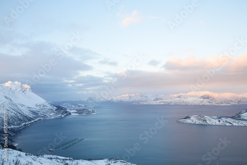 Punto panoramico nell'Artico a nord della Norvegia. Belvedere a Sørstraumen, isole di Spildra e Skorpa. Fiordo Kvaenangen.