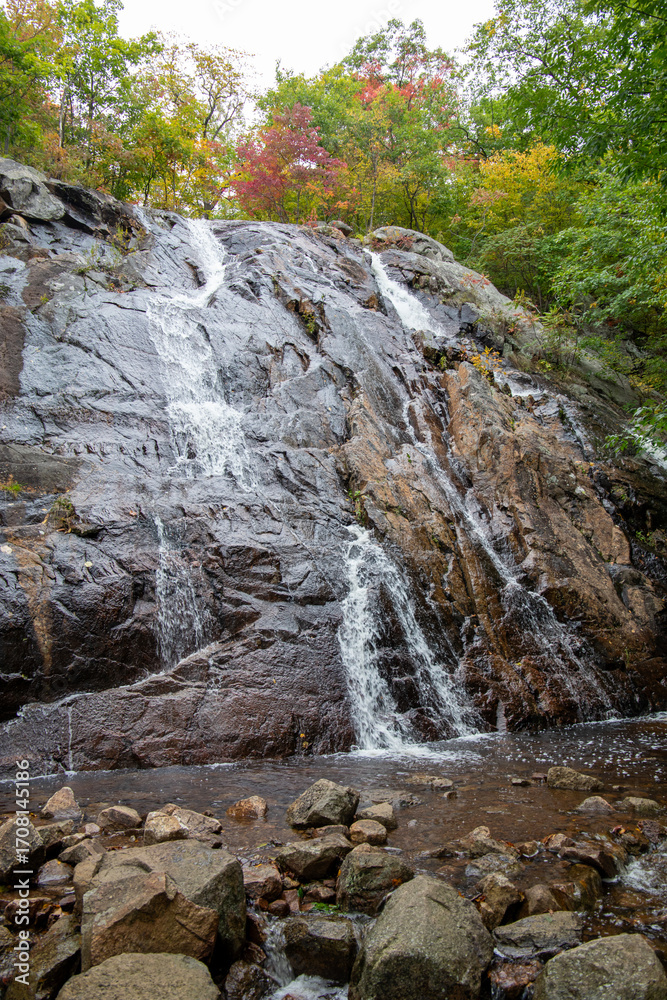 Obraz premium Beautiful natural waterfall at Luskville Falls trail in Gatineau Park, Quebec, Canada
