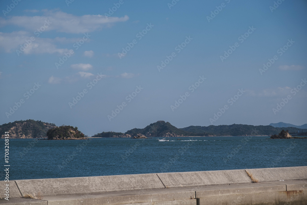 Fototapeta premium 宇野港、太陽の光が輝くノスタルジックな海の風景、岡山、日本