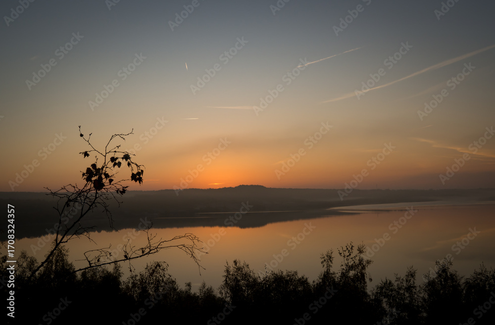 Obraz premium Sonnenaufgang am Lappwaldsee
