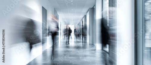 Dynamische Bewegungsunschärfe von Menschen im Büroflur – modernes Business
