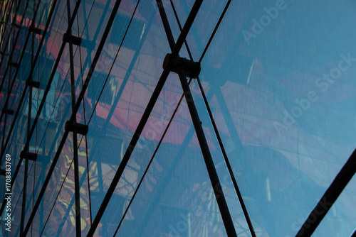 Konstfotografi Abstract architectural detail showcasing glass reflections and structural elemen