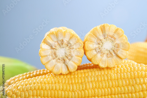 Quadro su tela Fresh Sweet Yellow Corn on the Cob with Kernels Cross Section