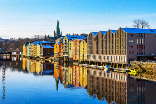 Blick auf bunte Häuser am Fluss Nidelva in der Stadt Trondheim in Norwegen