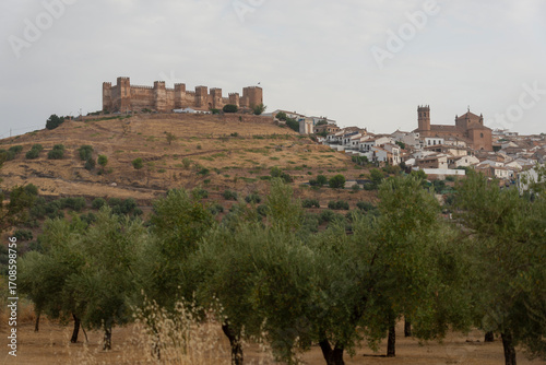 Vista de Baños de la Encina y del castillo de Burgalimar que domina la colina que bordea el pueblo. Tomada en Jaén en agosto de 2025