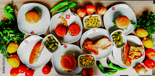 Fotografia Delicious meat kebab with fresh vegetable salad served with variety of Turkish dishes and appetizers