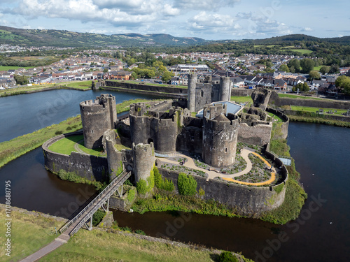 Fotografi Caerphilly Castle and moat