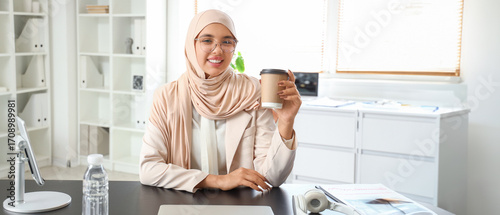 Beautiful Muslim businesswo...