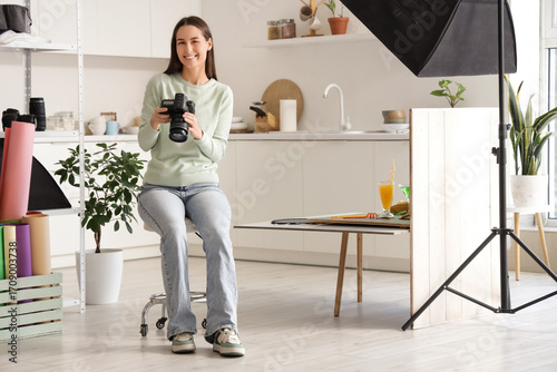 Young female food photograp...