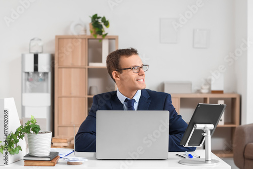 Handsome businessman workin...