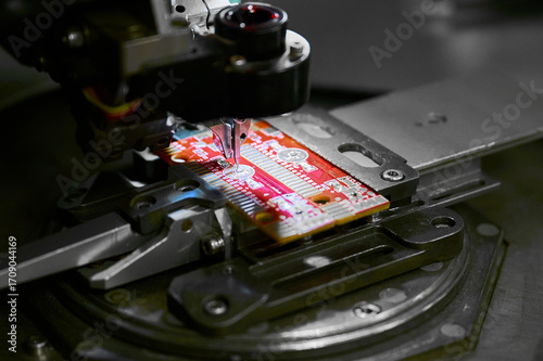 Fotografia Wire bonder die bonding machine in operation with a circuit board being bonded