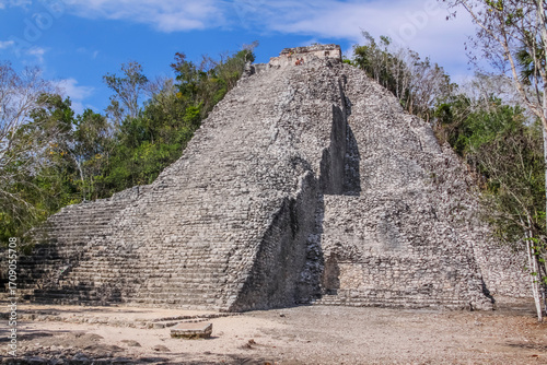 Pirámide de Nohoch Mul en la Zona Arqueológica Maya de Cobá, Quintana Roo, México.