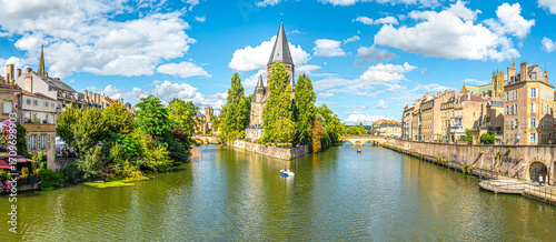 Fototapeta Naklejka Na Ścianę i Meble -  Panoramic view at the Church New Temple in the streets of Metz - France