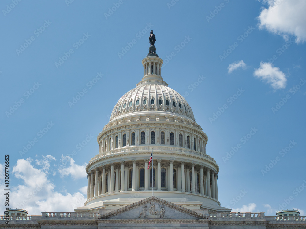 Obraz premium Close-up of the U.S. Capitol Dome - The iconic dome of the United States Capitol Building with its intricate details and a blue sky.