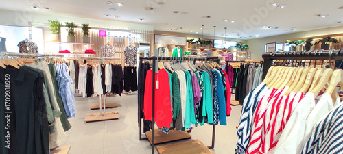 Canvastavla Autumn winter fashion display in a modern clothing store on hangers