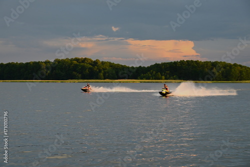 Fototapeta Naklejka Na Ścianę i Meble -  Mazury. Jezioro Kisajno w blasku zachodzącego słońca. Poland.