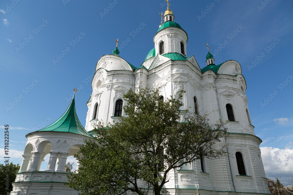 Obraz premium Ukraine's Chernihiv Detinets on a cloudy summer day