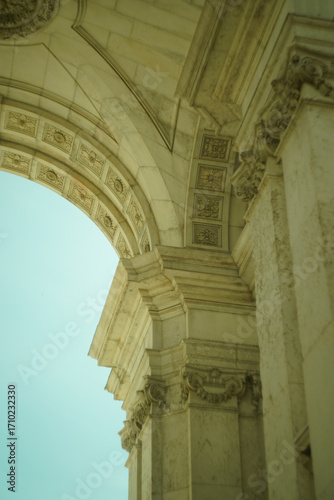 Fotografie An ornate archway with intricate carvings and classical details