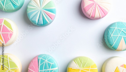 幾何学模様のカラフルな和菓子と白背景のコピースペース