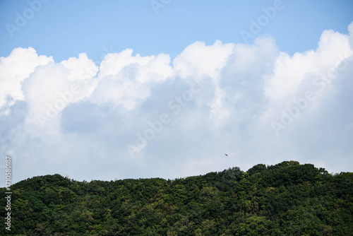 空と山