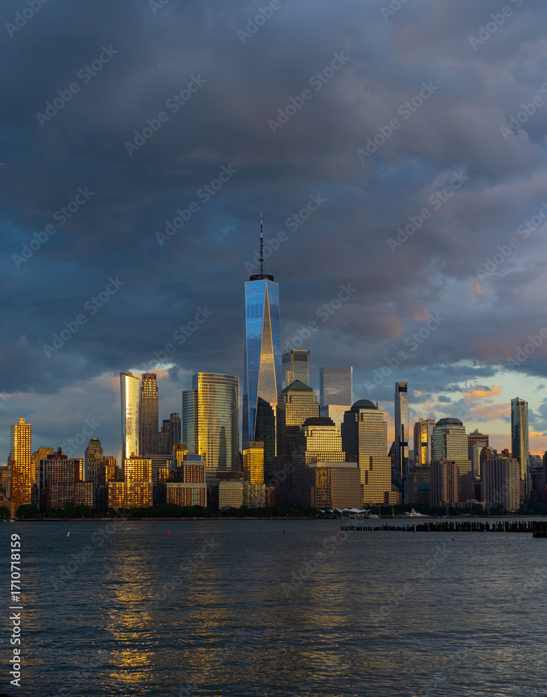 Fototapeta premium NYC skyline with skyscrapers. Panorama of Manhattan and Brooklyn. New York City skyline with Hudson River views. Downtown NYC. New York from waterfront skyline. Financial District skyline of New York.