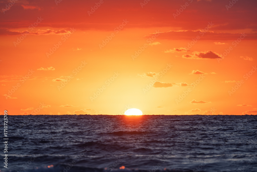 Obraz premium Beautiful sunrise over the sea horizon