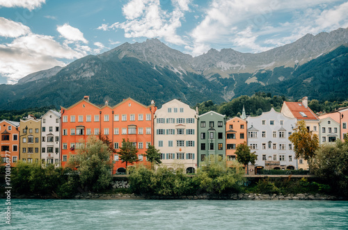 Innsbruck Bunte Häuser am Inn mit Alpen im Hintergrund in Tirol Österreich