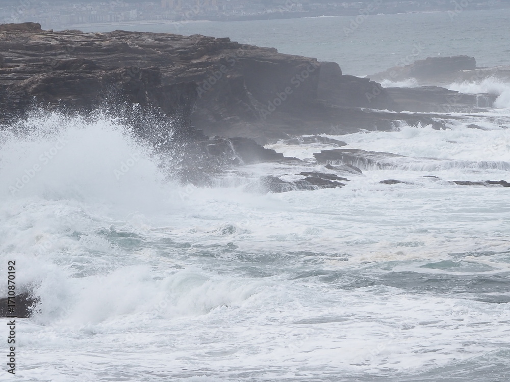 Fototapeta premium el mar cantábrico mostrando su lado más salvaje, olas estrellándose con los acantilados en la villa pesquera Rinlo, Lugo, Galicia, España, Europa