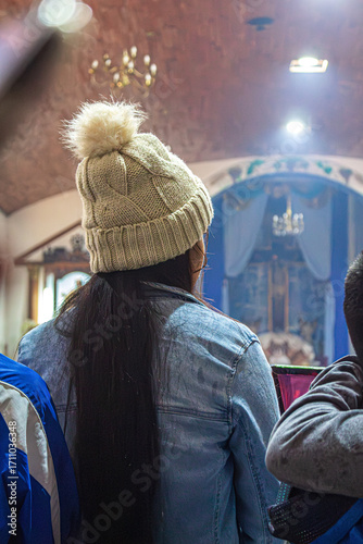 La chica está rezando en la iglesia