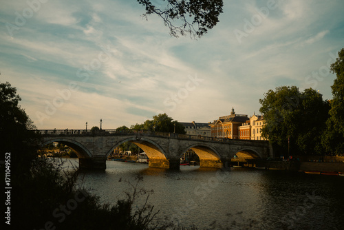 Obraz na plátně Richmond Bridge over the River Thames at Sunset