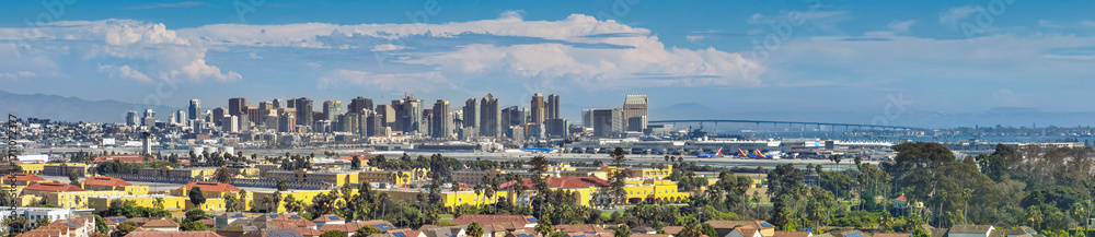 Obraz premium Panoramic aerial view of San Diego skyline with airport in foreground