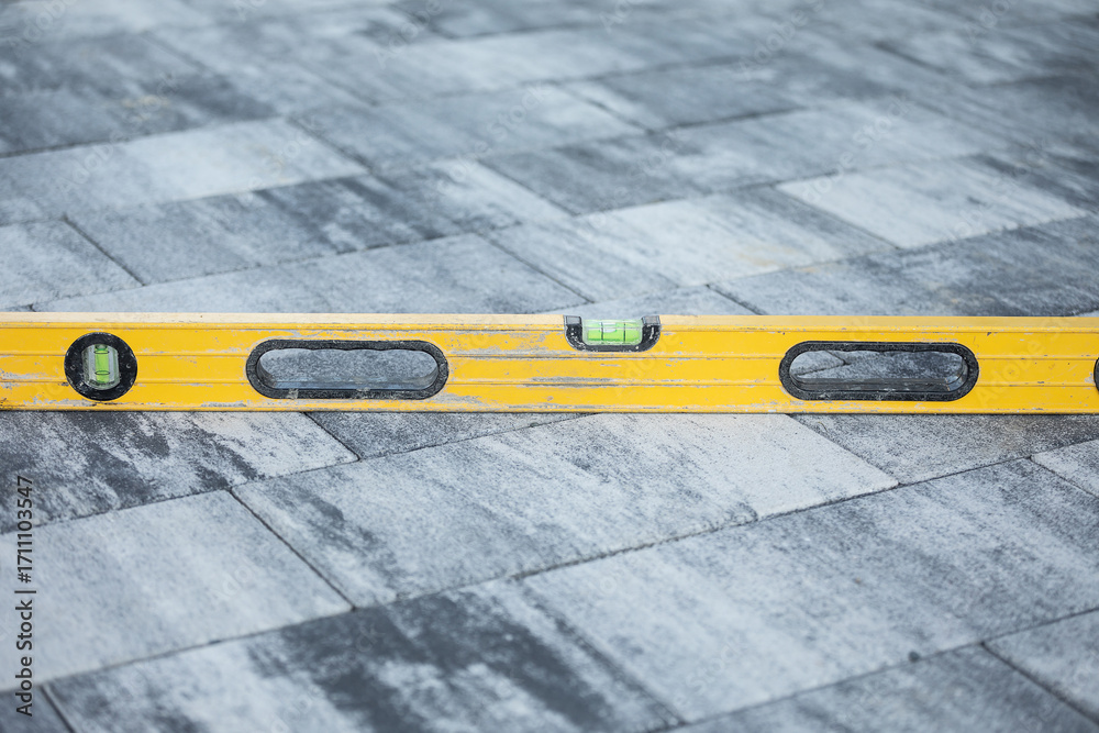 Fototapeta premium Poziomica na kostce brukowej Brukarstwo Brukarz / Spirit level on paving stones