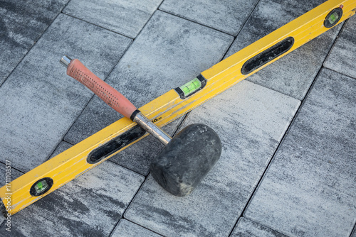 Poziomica na kostce brukowej Brukarstwo Brukarz / Spirit level on paving stones