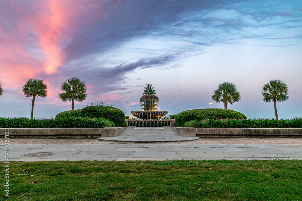 Fototapeta premium Pink Sunset over Pineapple Fountain in Charleston Waterfront Park
