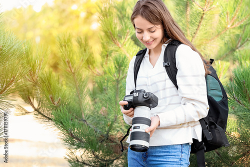 Young female photographer w...