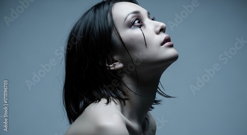 精神崩壊：悲しみと絶望に襲われ悩み苦しむ日本人女性のポートレート