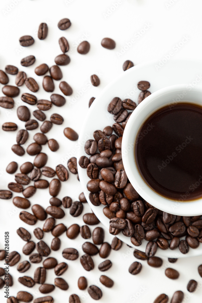 Fototapeta premium コーヒー豆とコーヒー 白バック