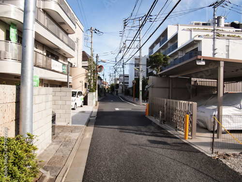 住宅街の道路。東京の道路。
