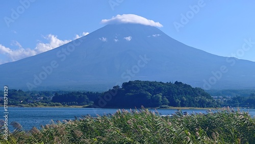 Tableau sur toile Mount Fuji Reflected in Lake with Clear Sky and Lush Greenery