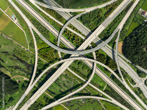 Aerial view of highway junction with traffic on the road. 고속도로 교차로.
