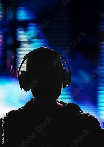 music, headphones, listening, person, woman, listen, people, headset, head, dj, boy, sound, face, headphone, pilot, earphones, audio, business, 3d, entertainment, microphone, illustration