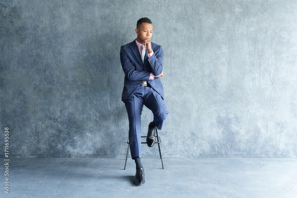 Obraz premium 考える黒人ビジネスマン