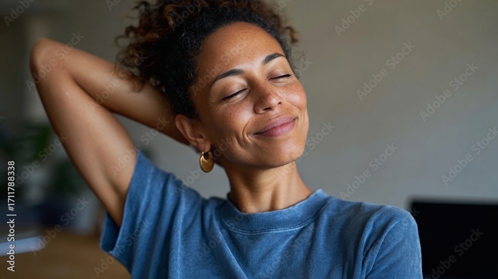 Obraz premium Woman posing for selfie, smiling, hand on head.